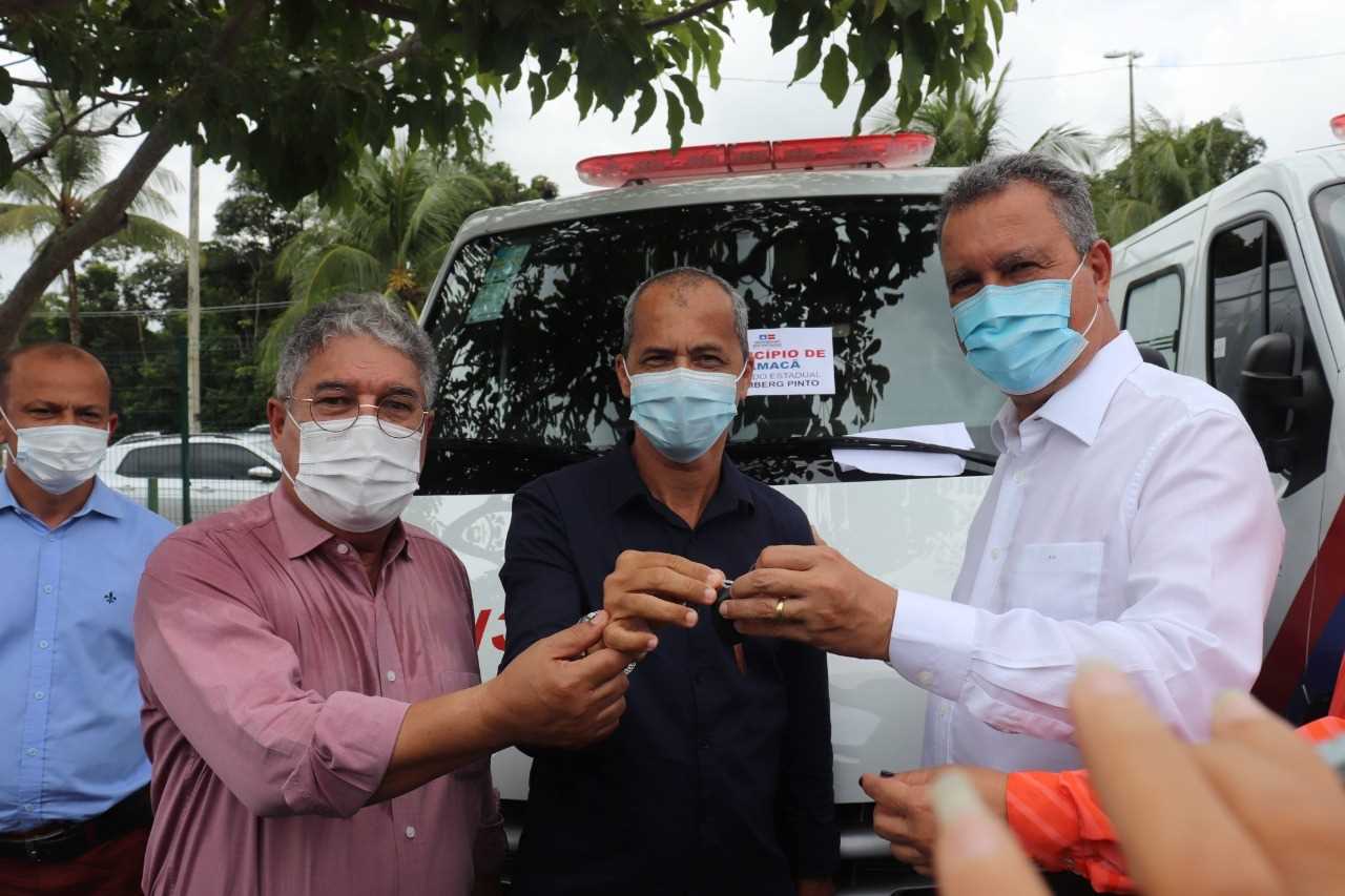 Camacã: Prefeito Paulo do Gás apresenta ambulância moderna para a população